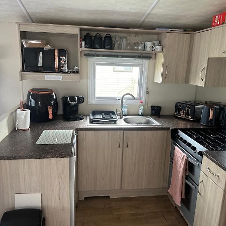Angie'S Caravan At Seawick Hotel Saint Osyth Exterior photo